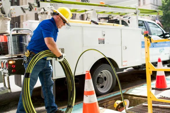 EPB-Fiber-Optics-Field-Services-Technicians-installs-Fiber-Optic-cable-scaled.webp