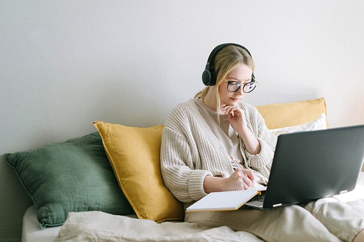 wifi-range-woman-on-laptop.jpg